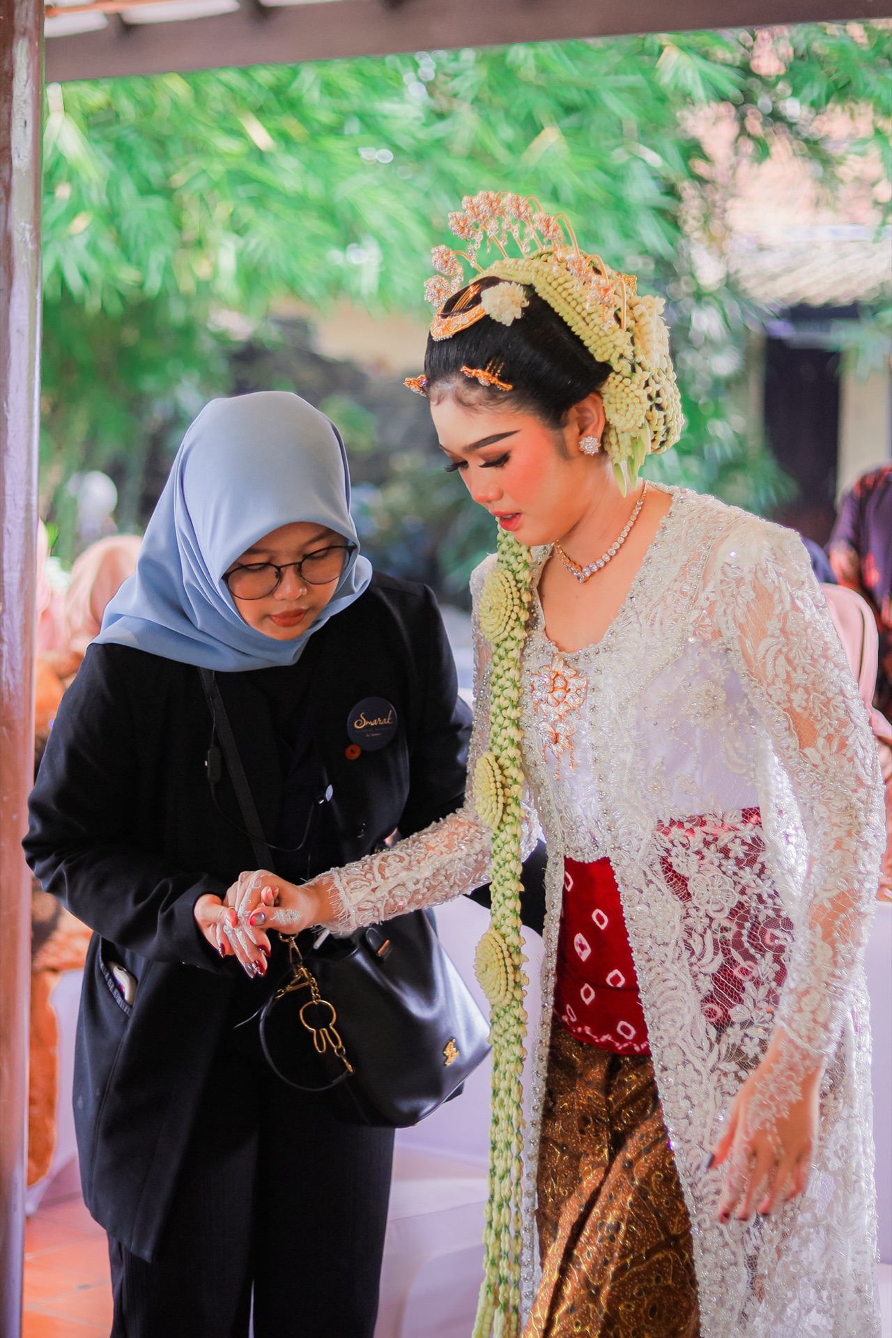 Tim Smarak mendampingi pengantin di hari pernikahan