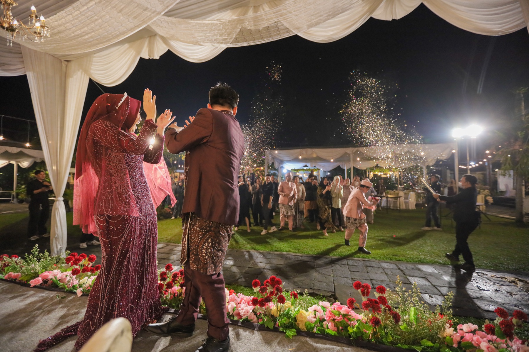 Momen puncak — confetti dan tamu