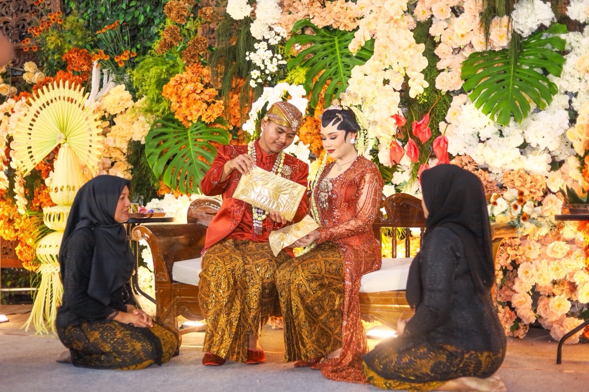 Keluarga di pelaminan — Mandira Ballroom